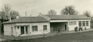 Bâtiment école en 1964